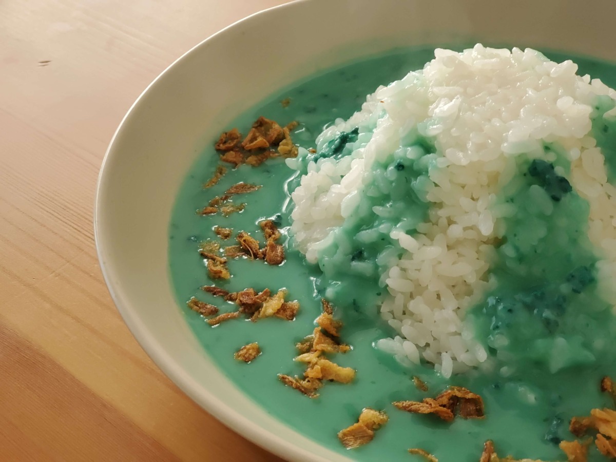 青いカレーを食べたことがあるか！？鮮やかな水色のルーでご飯を囲む「青い富士山カレー」｜実食レビュー
