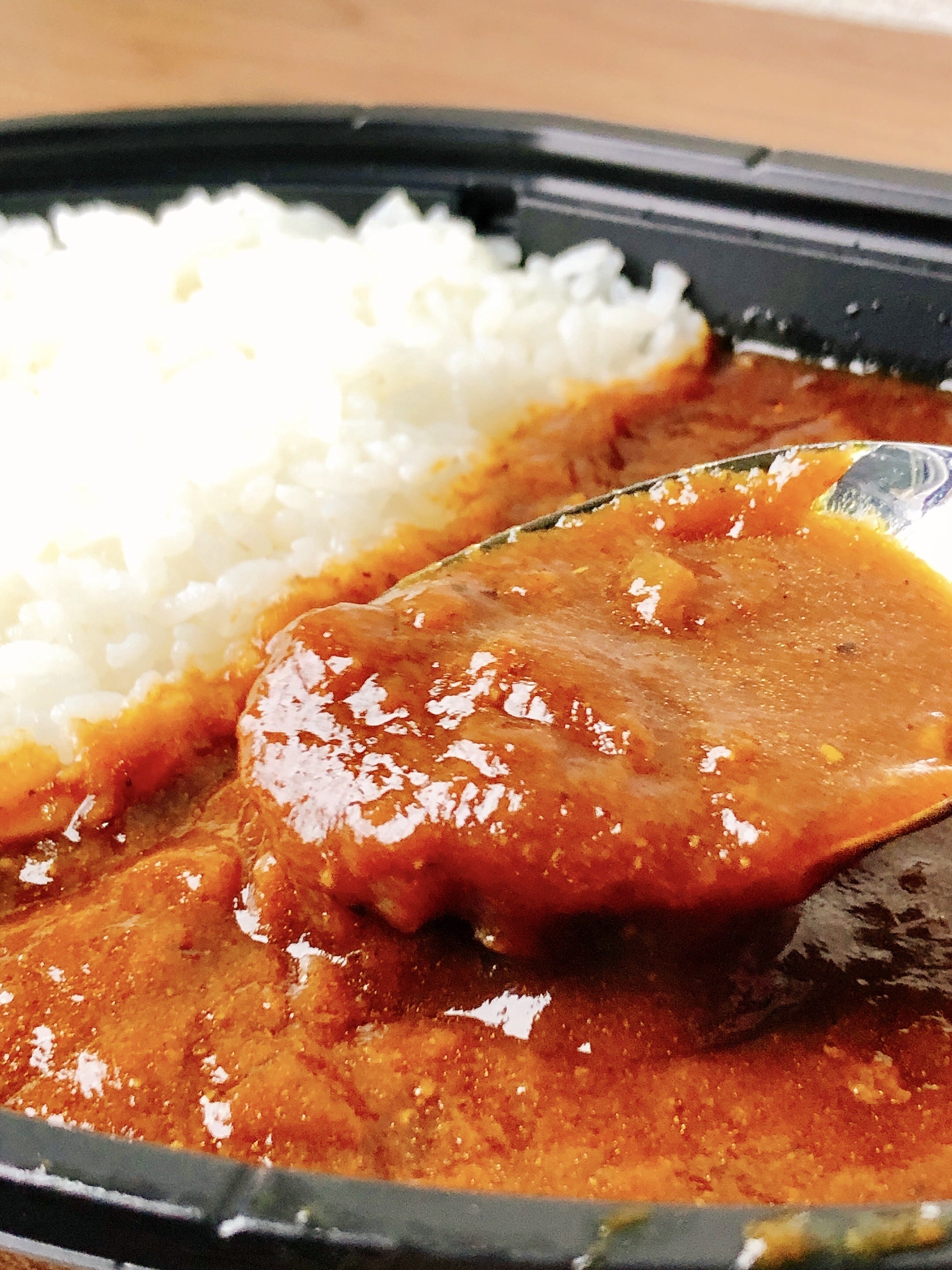 【ファミマ】この味で298円！？ただのプレーンカレーじゃないぞ「こだわりカレー」がうますぎる｜実食レビュー